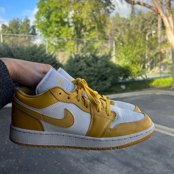 Shoes - jordan 1 honeycomb low